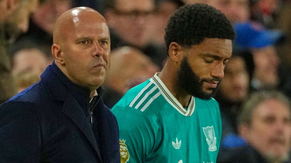 Liverpool-Coach Arne Slot mit Joe Gomez.