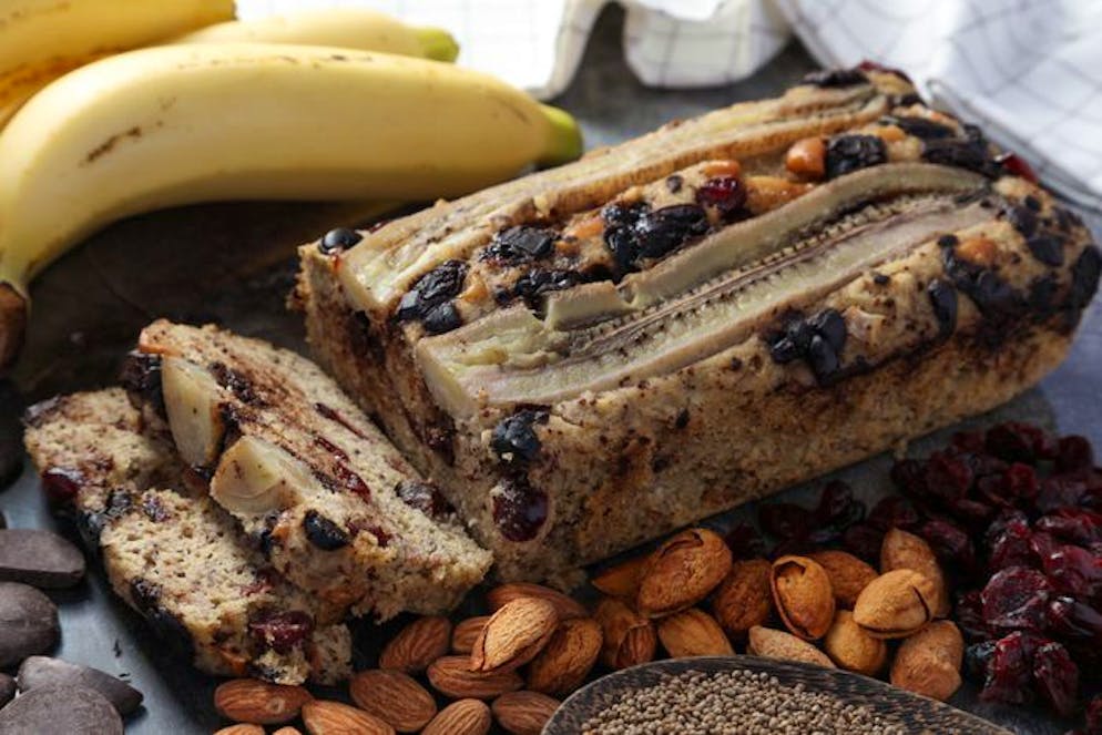 Damit startest du gesund in den Tag. Bananenbrot wirkt wie ein Ballaststoff-Booster und kurbelt kräftig die Verdauung an. Rezeptvorschlag: 70 Gramm Kokosöl erwärmen, zwei Teelöffel Flohsamen in drei Teelöffeln Wasser auflösen, drei Bananen pürieren und mit einer Prise Salz vermischen. 150 Gramm Hafermehl, 100 Gramm Mandeln, zwei Teelöffel Backpulver sowie einen halben Teelöffel Natron dazugeben und in eine Backform füllen. 50 Minuten bei 180 Grad backen.