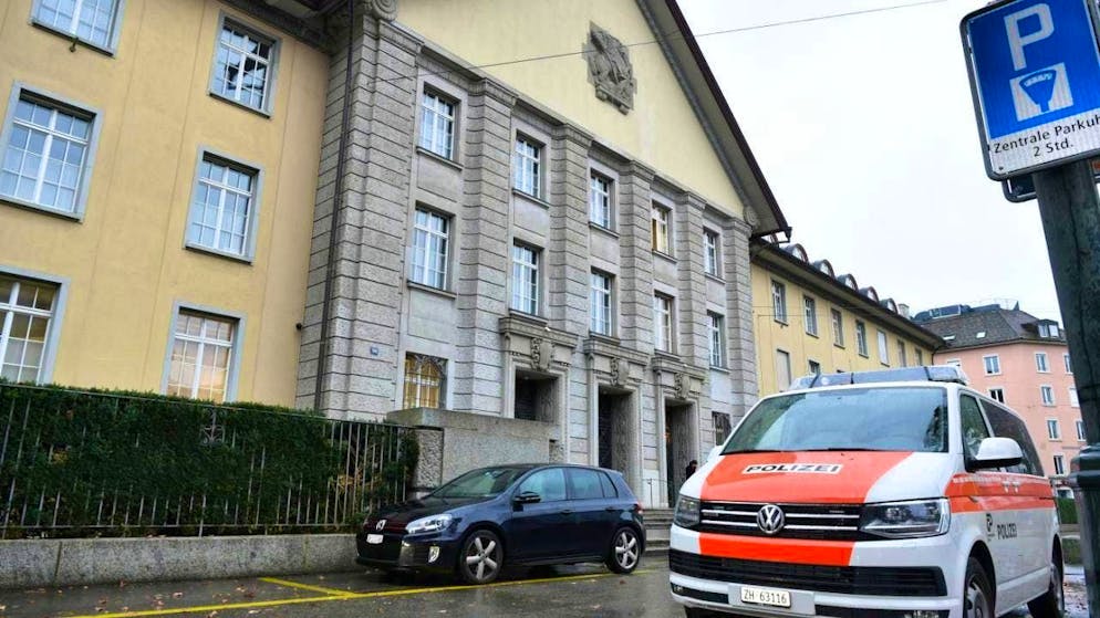 A 44-year-old man has to answer for rape at Zurich District Court. As an Uber driver, he is alleged to have raped several young women in his car. (symbolic image)