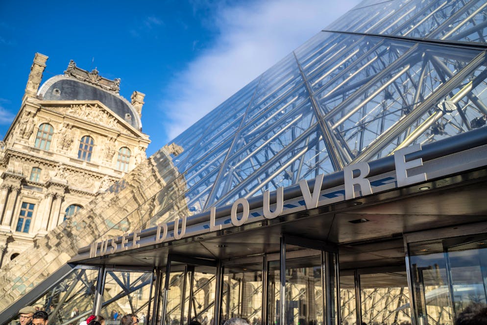 I gioielli rubati dal Louvre restano introvabili.