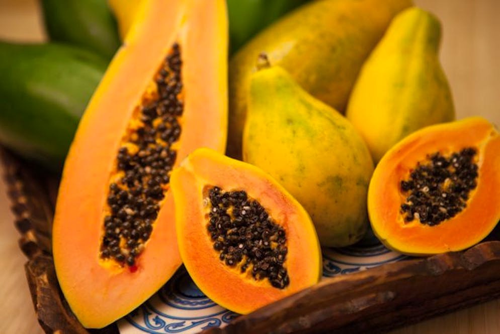 Damit startest du gesund in den Tag. Papayas sind ideale Frühstücks-Früchte. Sie wirken gegen Magen-Darm-Beschwerden wie etwa Blähungen, Magenschmerzen und Verstopfung. Dafür verantwortlich ist das eiweissspaltende Enzym Papain, das in hoher Konzentration in der Papayafrucht vorliegt. Die Wirkung von Papain ähnelt dem wichtigen Verdauungsenzym Pepsin im Magen und hilft bei der Spaltung von Proteinen.