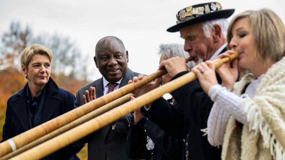 Le président sudafricain Ramaphosa a achevé sa visite en Suisse - Gallery. La présidente Keller-Sutter et le président Ramaphosa ont été accueillis par un trio de joueurs de cors des Alpes à Hauptwil (TG), où ils ont mangé à la mi-journée.