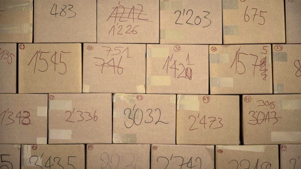 Using a voluntary code of conduct to combat the "unsigned signatures scam": boxes of signatures at the submission of an initiative in Bern. (archive photo)