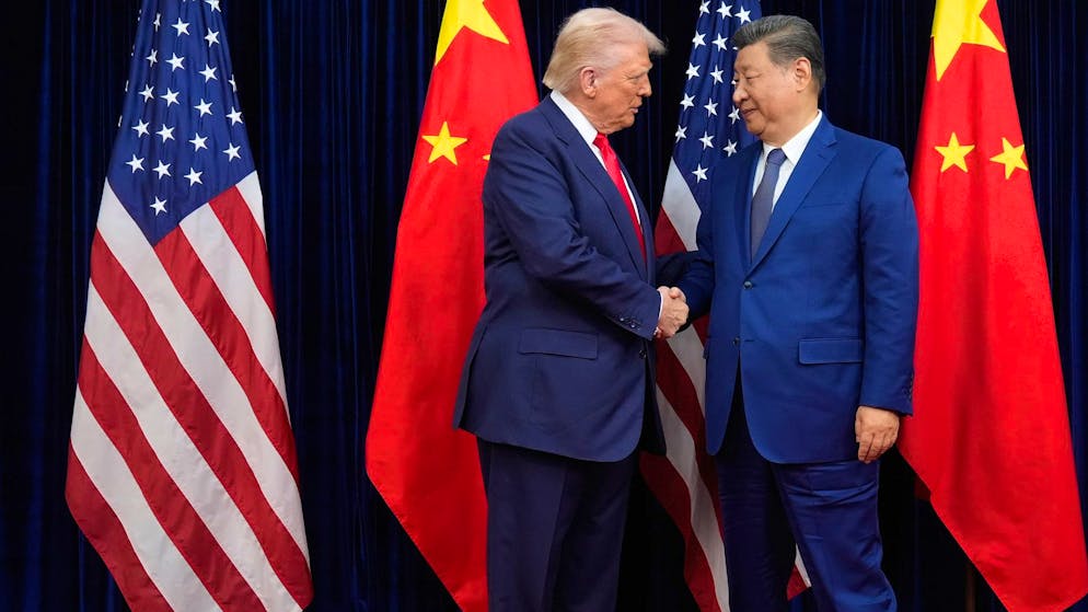 US-Präsident Donald Trump (l.) und sein chinesischer Amtskollege Xi Jinping schütteln sich vor ihrem Treffen in Südkorea die Hand. (30. Oktober 2025) 
