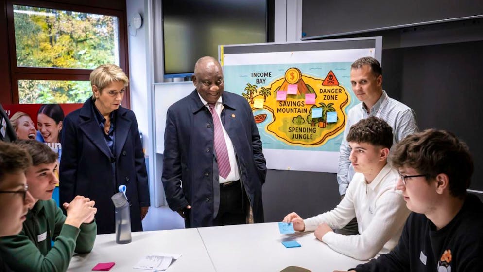 Le président sudafricain Ramaphosa a achevé sa visite en Suisse - Gallery. Karin Keller-Sutter et Cyril Ramaphosa ont rencontré, jeudi, des jeunes en formation à l'école professionnelle de Niederuzwil (SG).