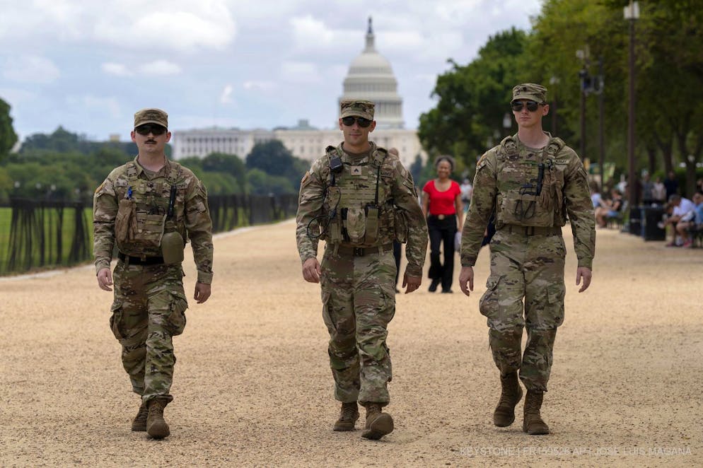 Mitglieder der Nationalgarde patrouillieren am Sonntag, dem 24. August 2025, auf der National Mall in Washington. (Archiv)