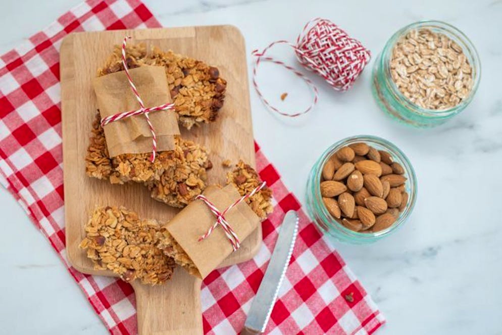 Damit startest du gesund in den Tag. Wer morgens keine Zeit für ein ausgiebiges Frühstück hat, kann einen selbstgemachten Mandel-Müsliriegel zum Mitnehmen vorbereiten. Die Riegel liefern genug Energie und verdauungsfördernde Ballaststoffe - ohne unnötig viel Zucker. Für das Rezept 150 Gramm Haferflocken, 75 Gramm Sonnenblumenkerne, 125 Gramm Mandeln und 50 Gramm Sesamsamen bei 180 Grad im Ofen rösten.