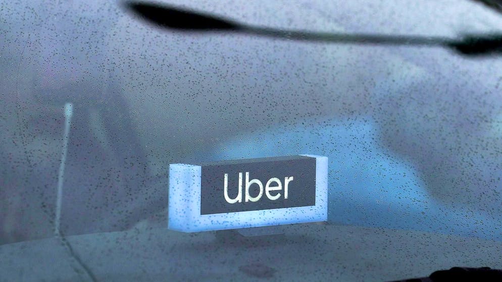 The man did not drive the women home as requested, but to remote locations and locked the vehicle doors. (theme picture)