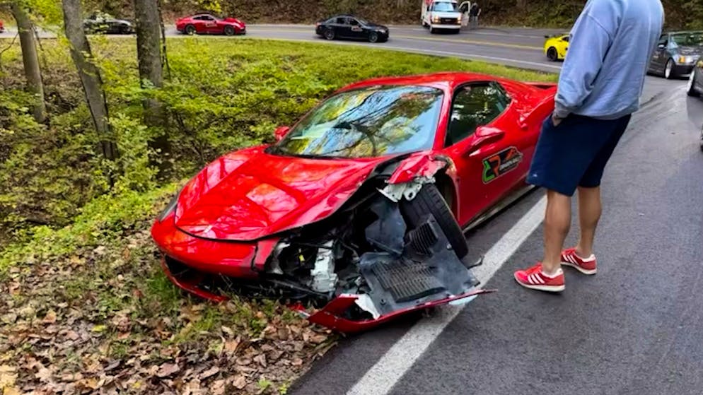 Totalschaden nach Kurve. 200'000-Franken-Ferrari kracht in Lastwagen auf beliebter Bergstrasse