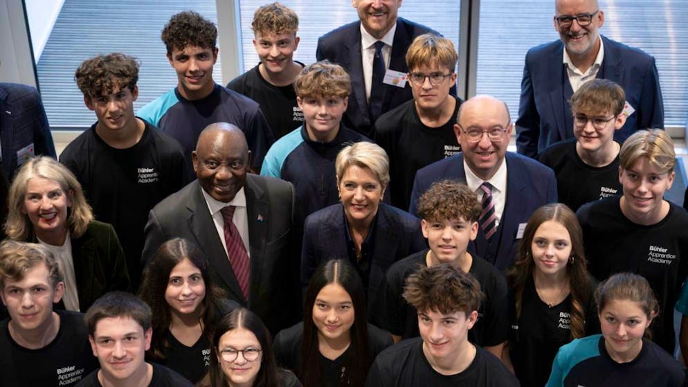 Le président sudafricain Ramaphosa a achevé sa visite en Suisse - Gallery. Cyril Ramaphosa et Karin Keller-Sutter ont posé pour les photographes avec les apprentis de l'entreprise Bühler, à Uzwil (SG).
