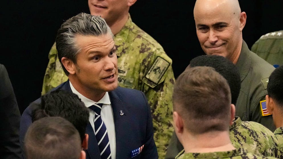 Trump-Leute wie Pentagon-Chef Pete Hegseth schalten die Judge Advocate Generals (JAGs) aus, also die obersten Militärstaatsanwälte, die die Befehlshaber in Fragen des Rechts beraten sollen, einschliesslich der Frage, ob Anordnungen des Präsidenten legal sind. (28. Oktober 2025 in Japan)
