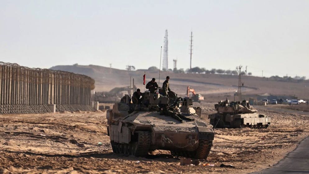 Tank israeliani nelle vicinanze della Striscia.