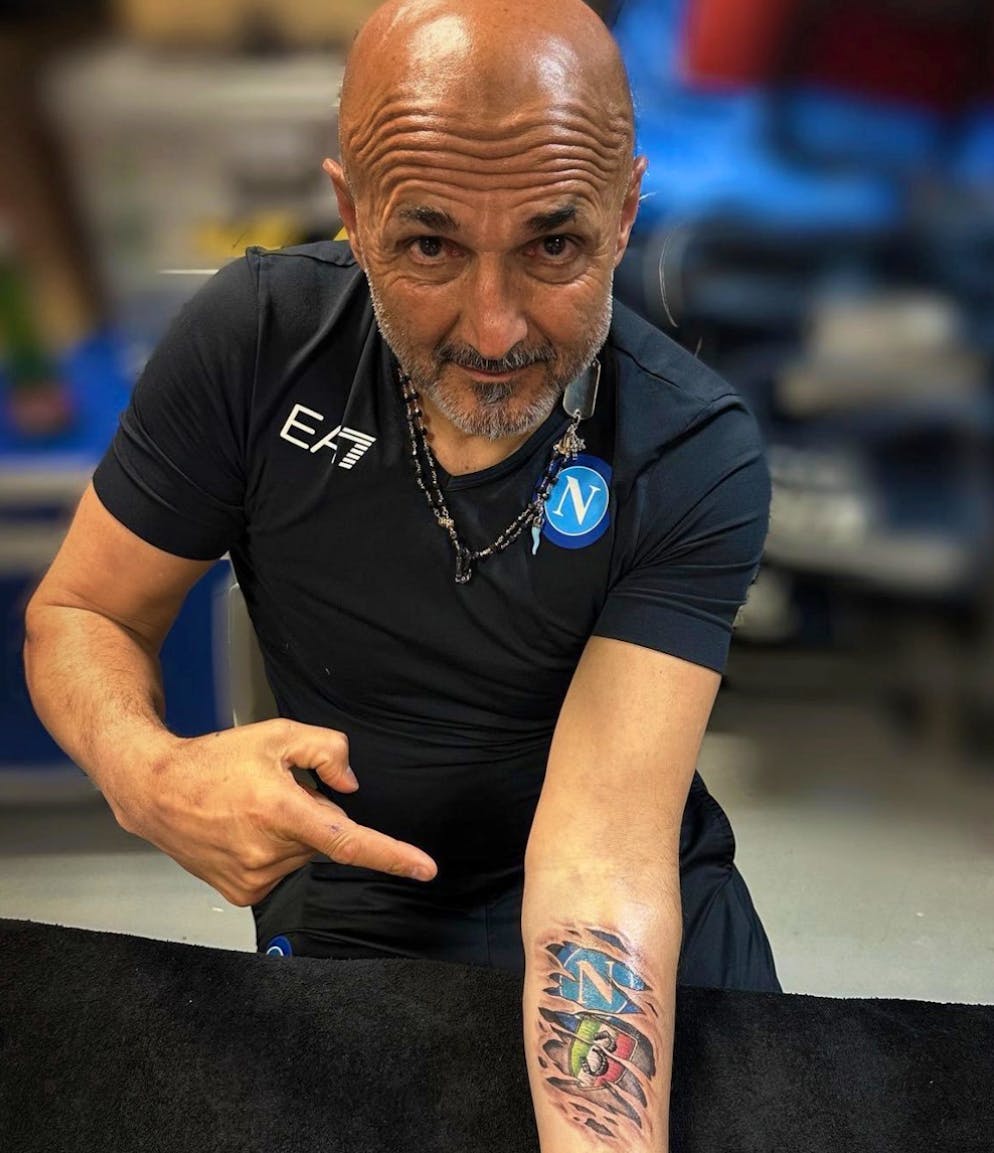 Luciano Spalletti präsentiert nach dem Meistertitel 2023 stolz sein Napoli-Tattoo.