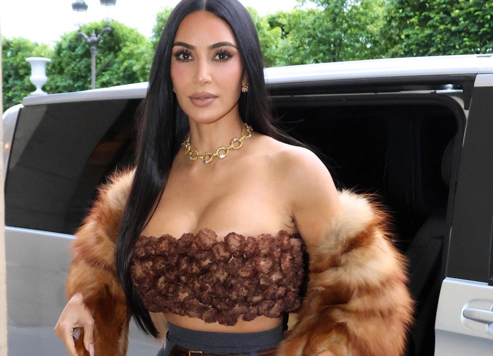 En parlant avec les producteurs, Kardashian affirme à nouveau que la mission spatiale est «fausse».