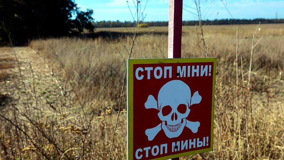 Ein Warnschild in der Ukraine mit der Aufschrift «Stop! Minen»