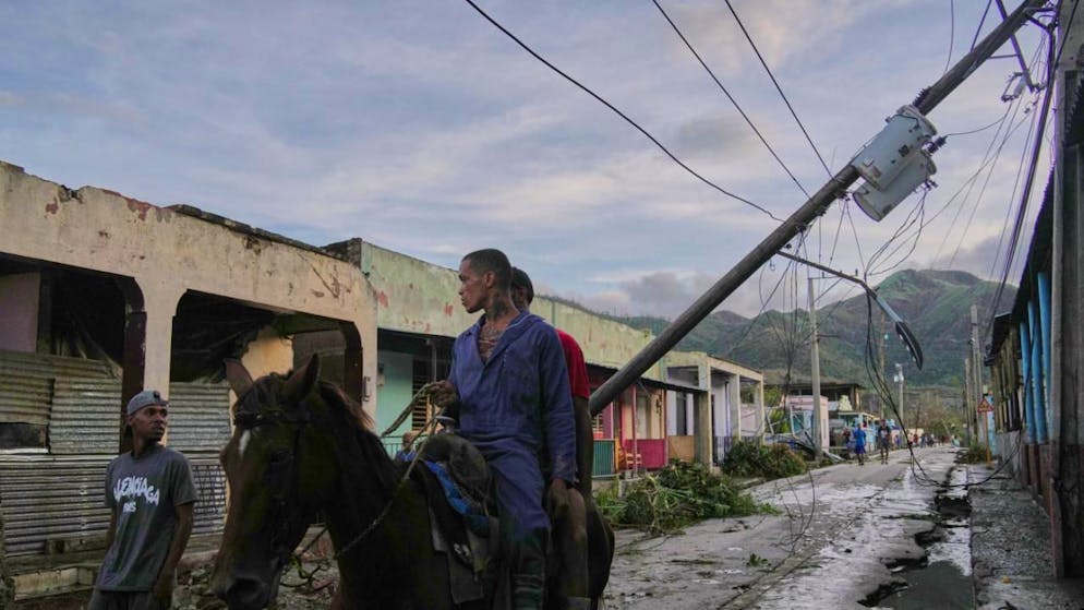 Neun Fachpersonen entsendet das Aussendepartement nach Kuba. Sie sollen das Rote Kreuz bei den Hilfsmassnahmen vor Ort unterstützen.
