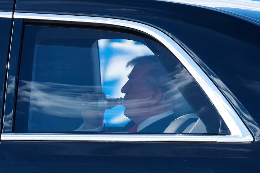 US-Präsident Donald Trump in seiner Limousine, bekannt als «The Beast», auf dem Weg ins Wochenende nach Mara-a-Lago .