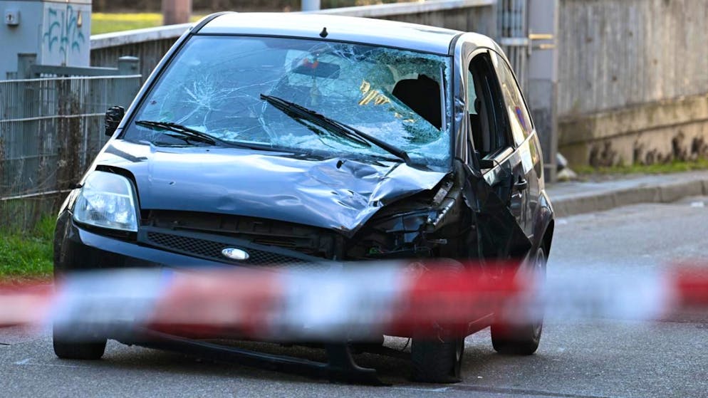 ARCHIV - Ein beschädigtes Fahrzeug steht an einer Zufahrt zur Rheinbrücke. Foto: Boris Roessler/dpa