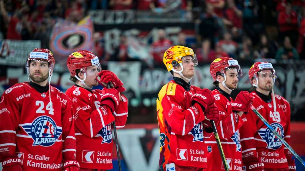 Ratlose Gesichter: Die Rapperswil-Jona Lakers warten mittlerweile seit 226 Minuten auf ein eigenes Tor