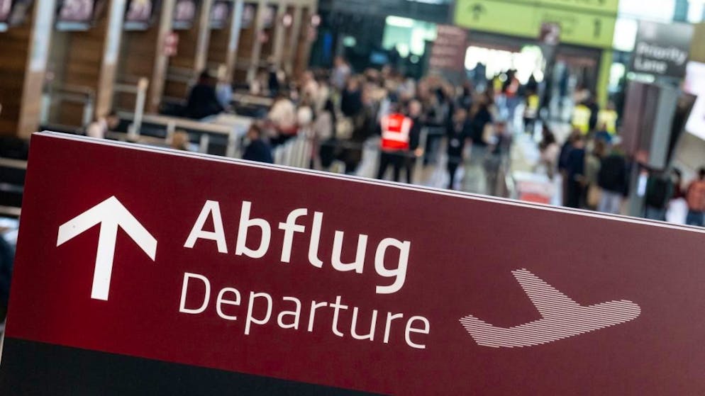 Der Flugbetrieb am Berliner Hauptstadtflughafen ist am Freitagabend wegen einer Drohnensichtung für fast zwei Stunden unterbrochen worden. (Archivbild)