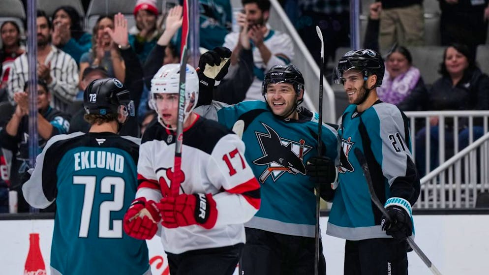 Sharks-Center Philipp Kurashev lässt sich nach seinem dritten Saisontor von seinen Teamkollegen beglückwünschen