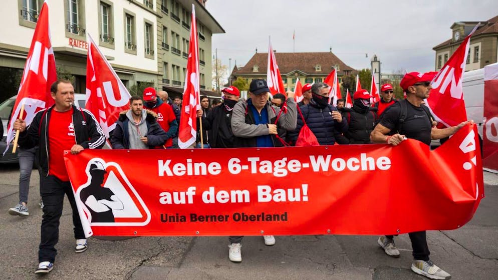 An einem Protesttag wehren sich Bauarbeiter in Bern gegen überlange Arbeitszeiten und für einen neuen Gesamtarbeitsvertrag.