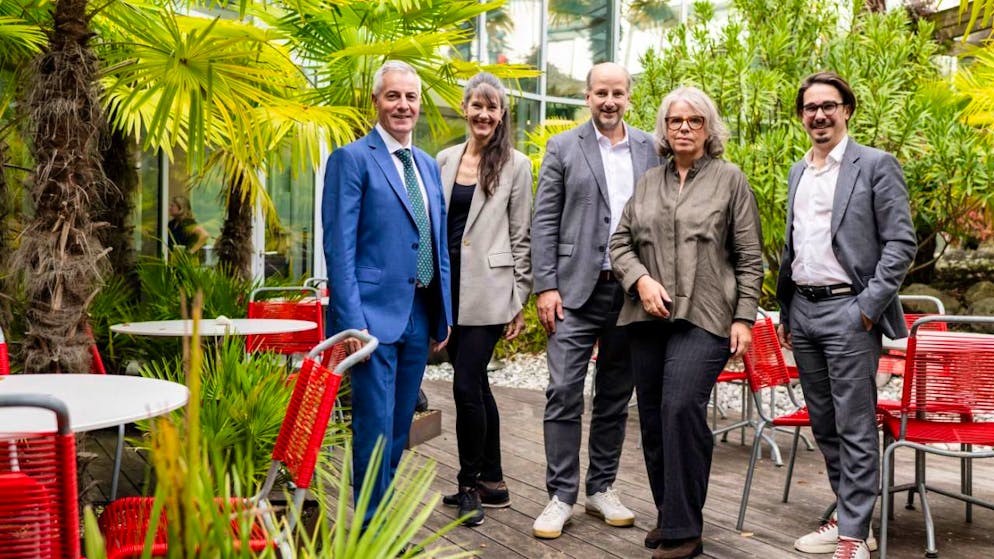 De gauche à droite: Pierre-Antoine Hildbrand, municipal lausannois de l'économie, Florence Germond, municipale de la mobilité, Grégoire Junod, syndic, Anne-Lise Noz, présidente de la Sociéte coopérative des commerçants lausannois, et Xavier Company, municipal des services industriels.