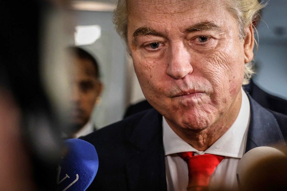 Leader of the PVV (The Party for Freedom) Geert Wilders reacts as he delivers remarks to journalists outside the PVV faction room at the Lower House, the day after the Dutch parliamentary election vote, in The Hague, on October 30, 2025. The Dutch far-right Party for Freedom (PVV) is running neck-and-neck with a pro-European centrist party Democrats66 (D66) in a nailbiting election, according to an estimate on October 30, 2025 with more than 90 percent of votes counted. (Photo by Simon Wohlfahrt / AFP)