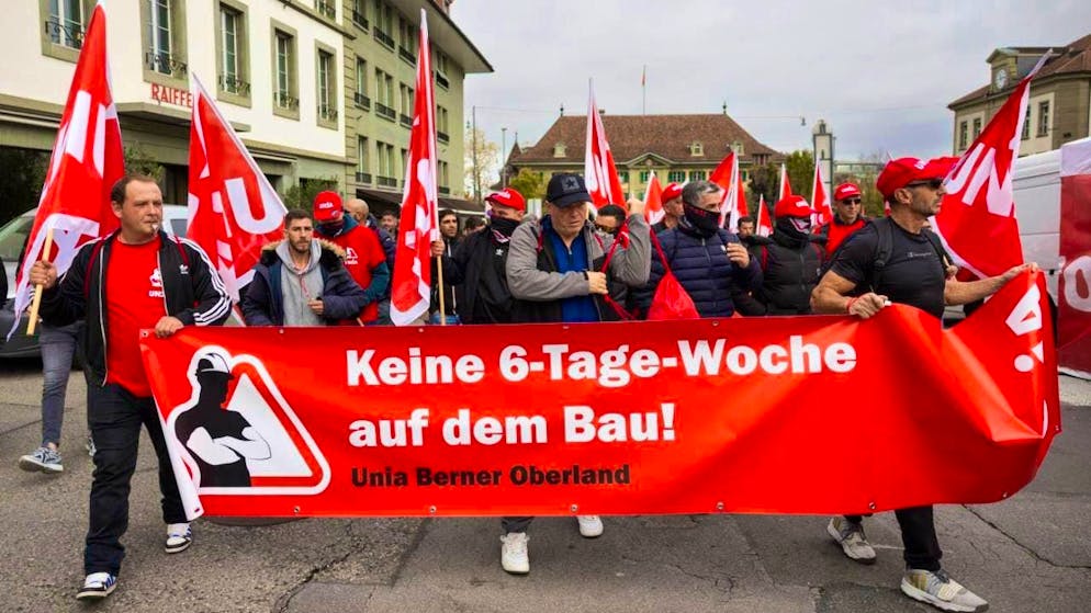 On a day of protest, construction workers in Bern are fighting against excessive working hours and for a new collective labor agreement.