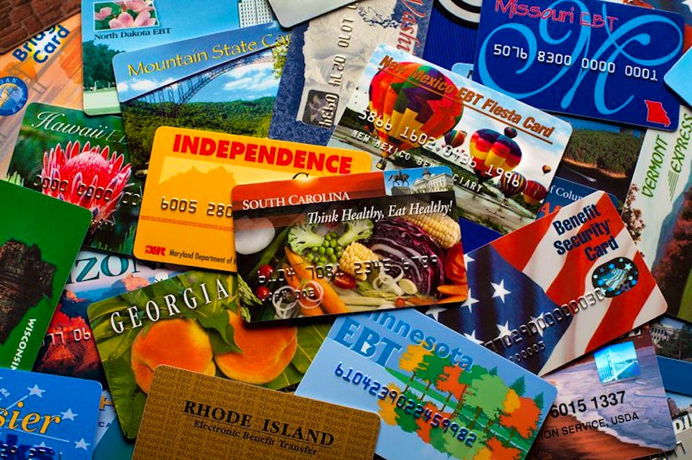 Mit diesen Karten beziehen Armutsbetroffene in den USA Lebensmittel. 