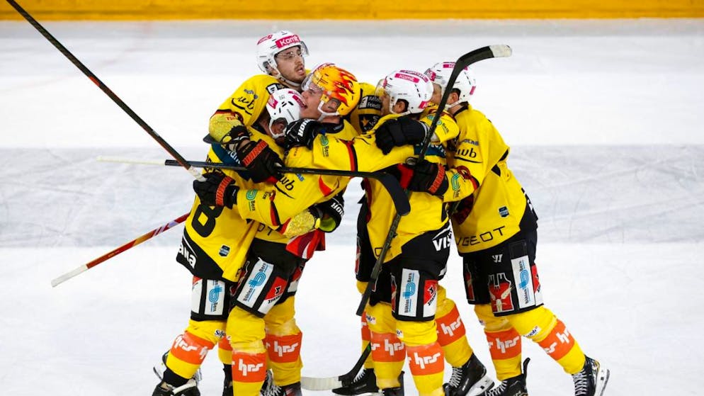 Am Ende können sie doch noch jubeln: Der SC Bern verspielt in Biel eine 3:0-Führung, gleicht in extremis aus und gewinnt noch im Penaltyschiessen