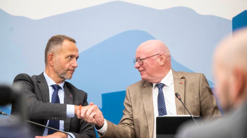 Angespannte Stimmung: Der Tessiner Regierungsrat Norman Gobbi (links) gab gegenüber SBB-CEO Vincent Ducrot (rechts) der Unzufriedenheit zum Abbau von SBB Cargo im Tessin Ausdruck.