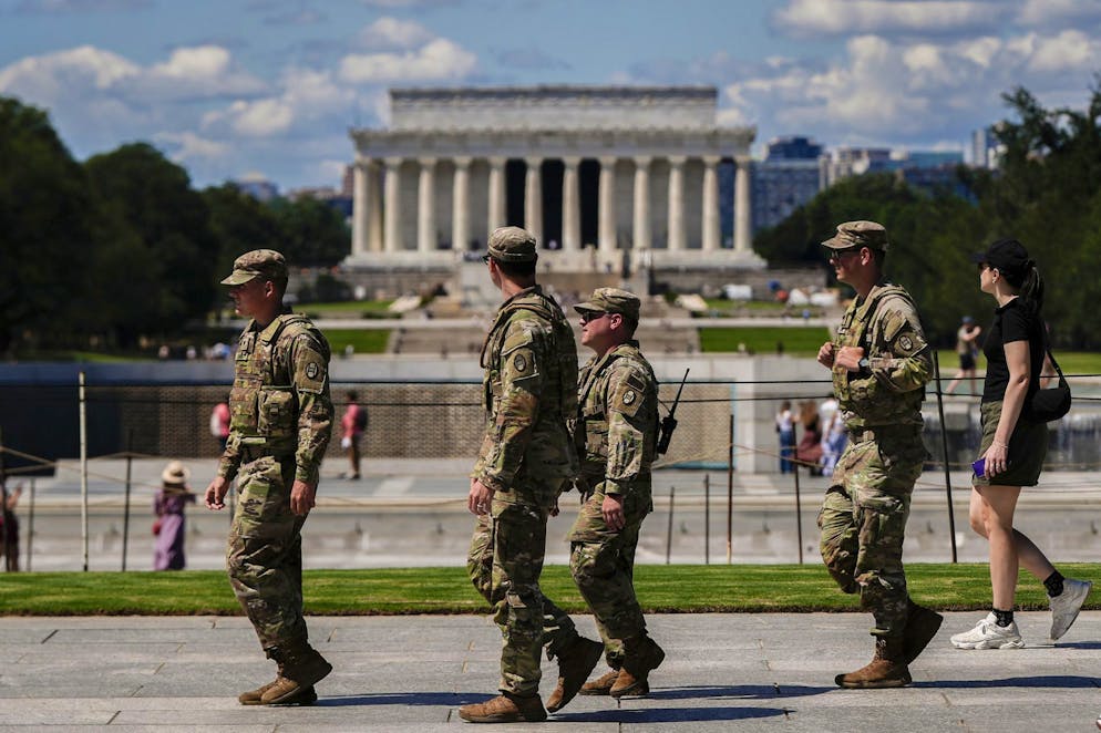 Nationalgardisten patrouillieren am 26. August 2025  vor der National Mall in Washington DC. Ihr Einsatz wird bis Februar 2026 andauern.