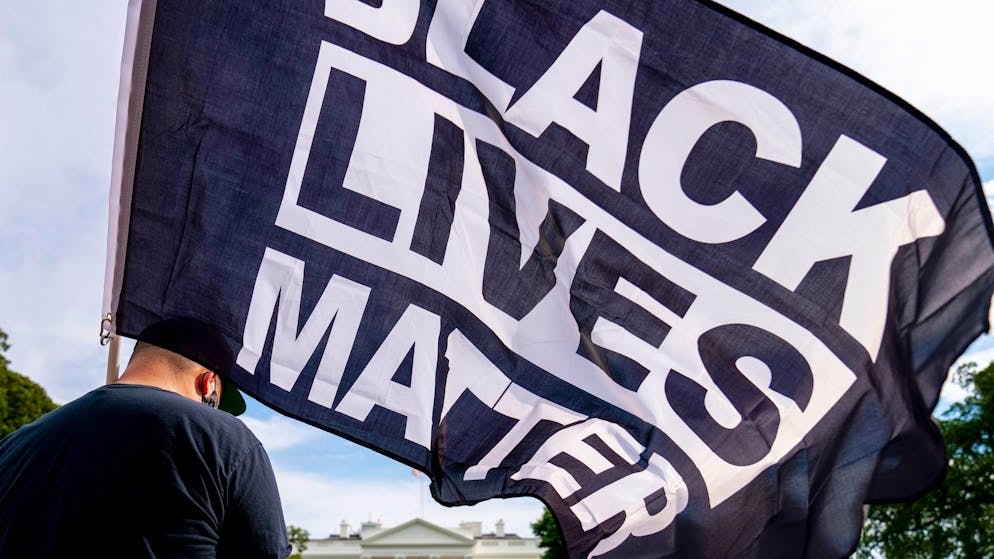 Ein Mann mit einer «Black Lives Matter»-Fahne vor dem Weissen Haus. (27. August 2020)