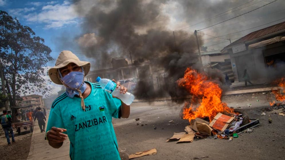 dpatopbilder - ARCHIV - Menschen protestieren in den Straßen am Wahltag. In Tansania ist es während der Präsidentschafts- und Parlamentswahl zu Unruhen gekommen. Foto: Uncredited/AP/dpa