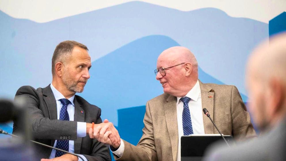 Tense atmosphere: Ticino cantonal councillor Norman Gobbi (left) expressed his dissatisfaction with SBB CEO Vincent Ducrot (right) regarding the reduction of SBB Cargo in Ticino.