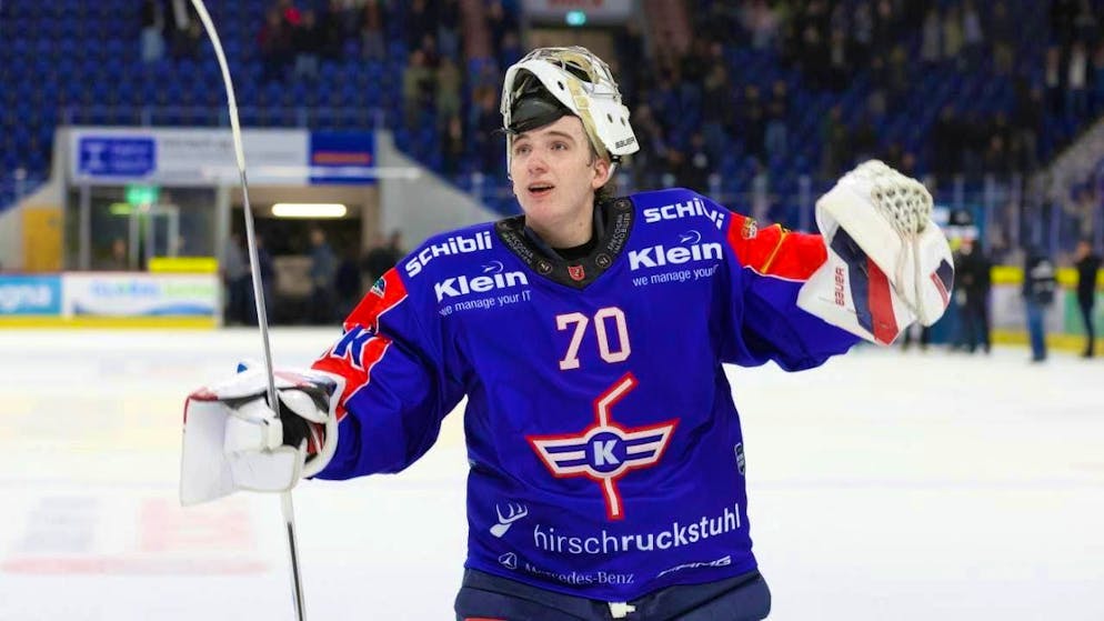 Lugano and ZSC Lions still on a high - Gallery. Kloten goalie Ewan Huet is celebrated by the fans after a strong performance