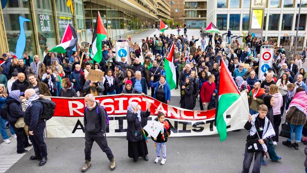 The demonstrators had gathered at around 2 p.m. on the Cour de Gare site in Sion.