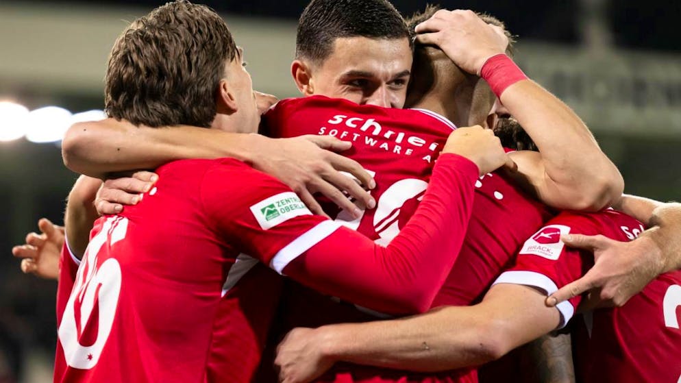 Die Thuner jubeln über den 2:1-Sieg gegen Sion