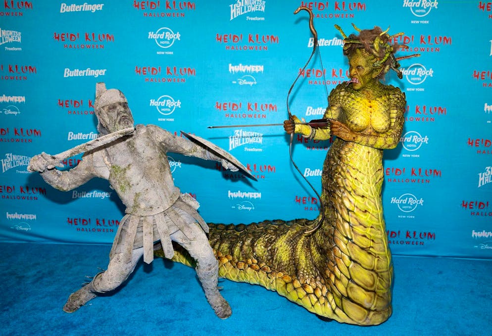 Heidi Klum si veste da Medusa alla festa di Halloween. Klum si è travestita da Medusa, il marito da Perseo.