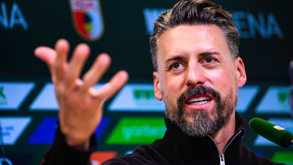 FCA-Fans mit Protest-Plakaten. Trainer Wagner zur Augsburg-Krise: «Das nagt an mir»