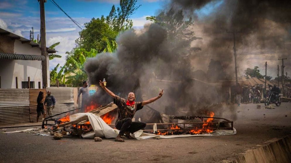 ARCHIVE - People protest in the streets on election day. There was unrest in Tanzania during the presidential and parliamentary elections. Photo: Uncredited/AP/dpa