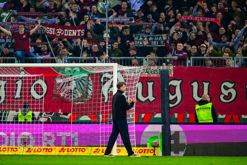After the defeat against Dortmund, Sandro Wagner thanks the fans in the curve for their support.
