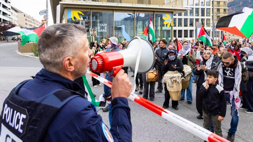La polizia e i manifestanti a Sion