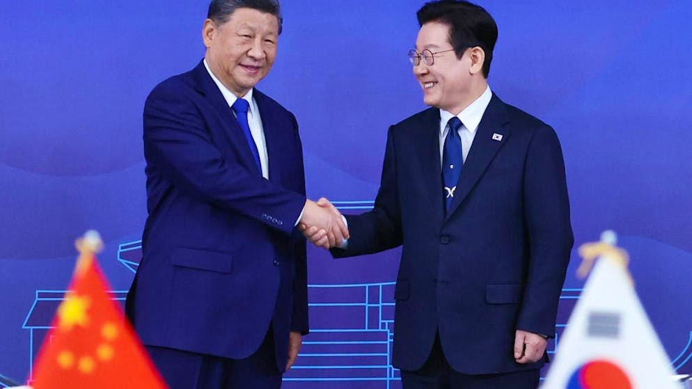 Der chinesische Präsident Xi Jinping (l) schüttelt dem südkoreanischen Präsidenten Lee Jae Myung vor ihrem Gipfeltreffen im Gyeongju National Museum die Hand. Foto: Kim Do-hun/YONHAP/AP/dpa