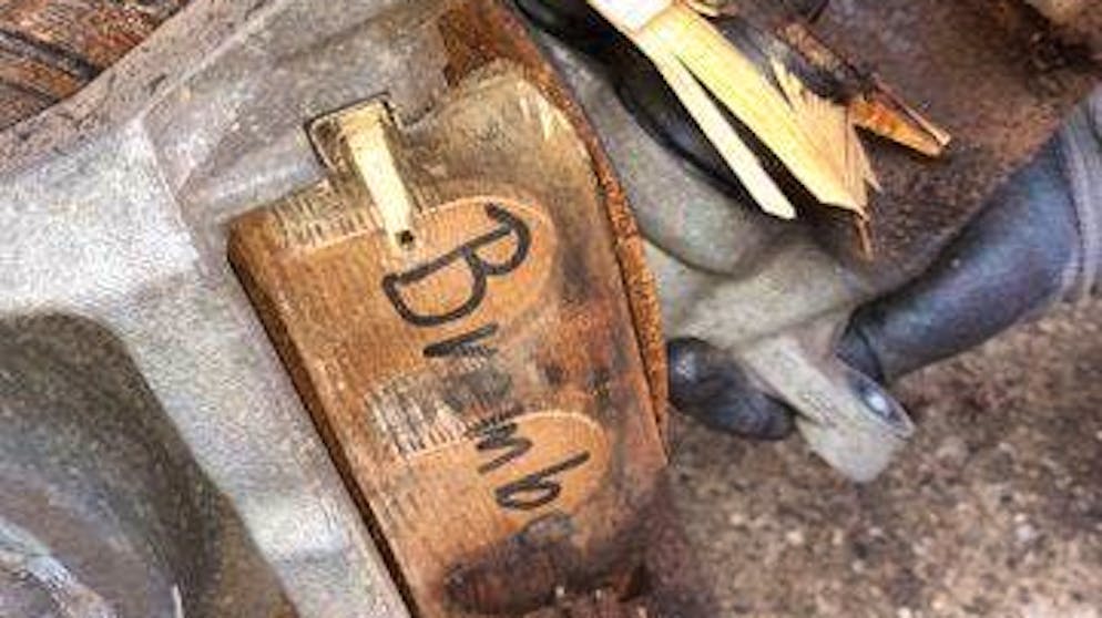 Des plaquettes de frein en bois sur une voiture de luxe.