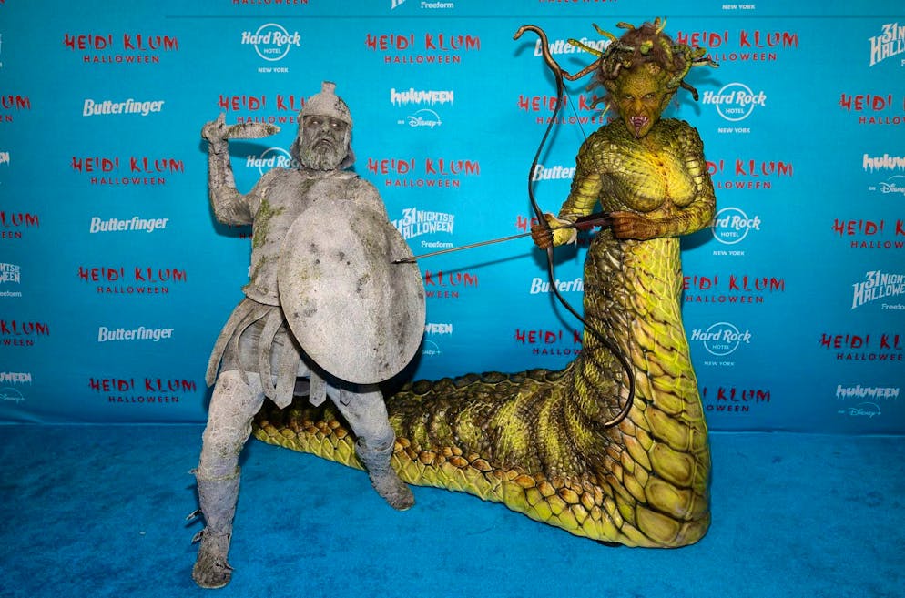 Heidi Klum si veste da Medusa alla festa di Halloween. La modella organizza una grande festa di Halloween dal 2000.