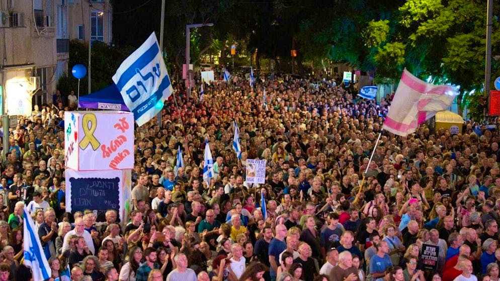 People take part in a rally in Tel Aviv to mark the 30th anniversary of the assassination of Prime Minister Izchak Rabin. Photo: Ariel Schalit/AP/dpa