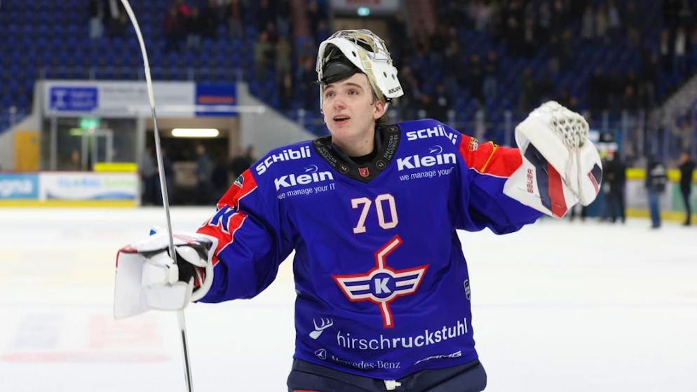 Lugano und ZSC Lions weiter im Hoch - Gallery. Der Klotener Goalie Ewan Huet lässt sich von den Fans nach einer starken Leistung feiern