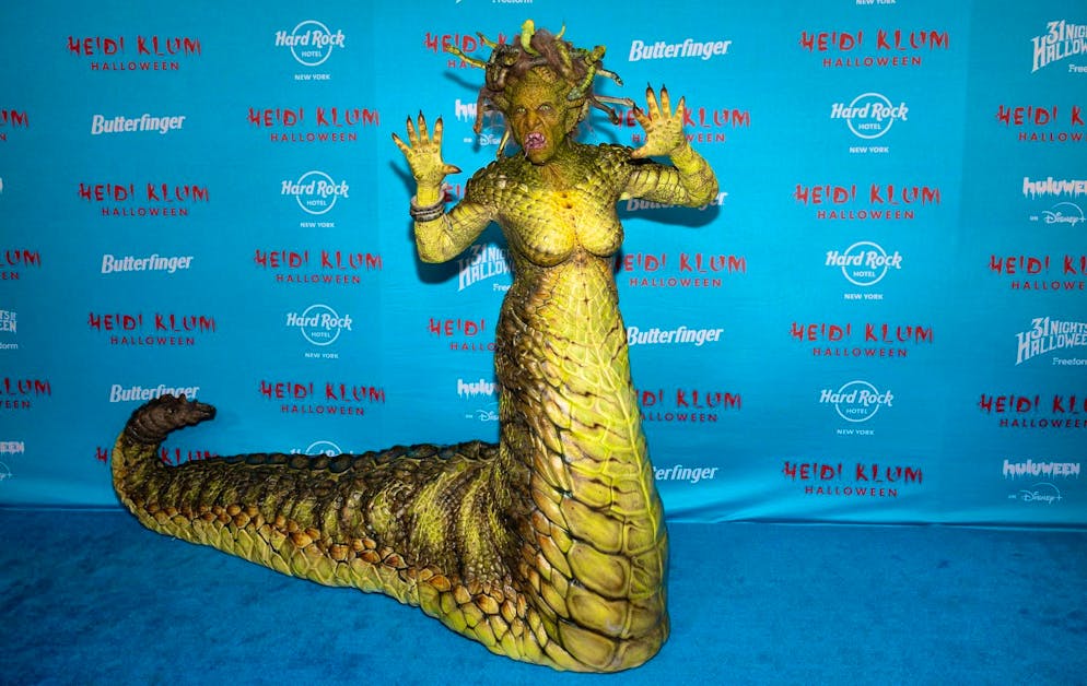 Heidi Klum si veste da Medusa alla festa di Halloween. Heidi Klum è conosciuta come la regina di Halloween.